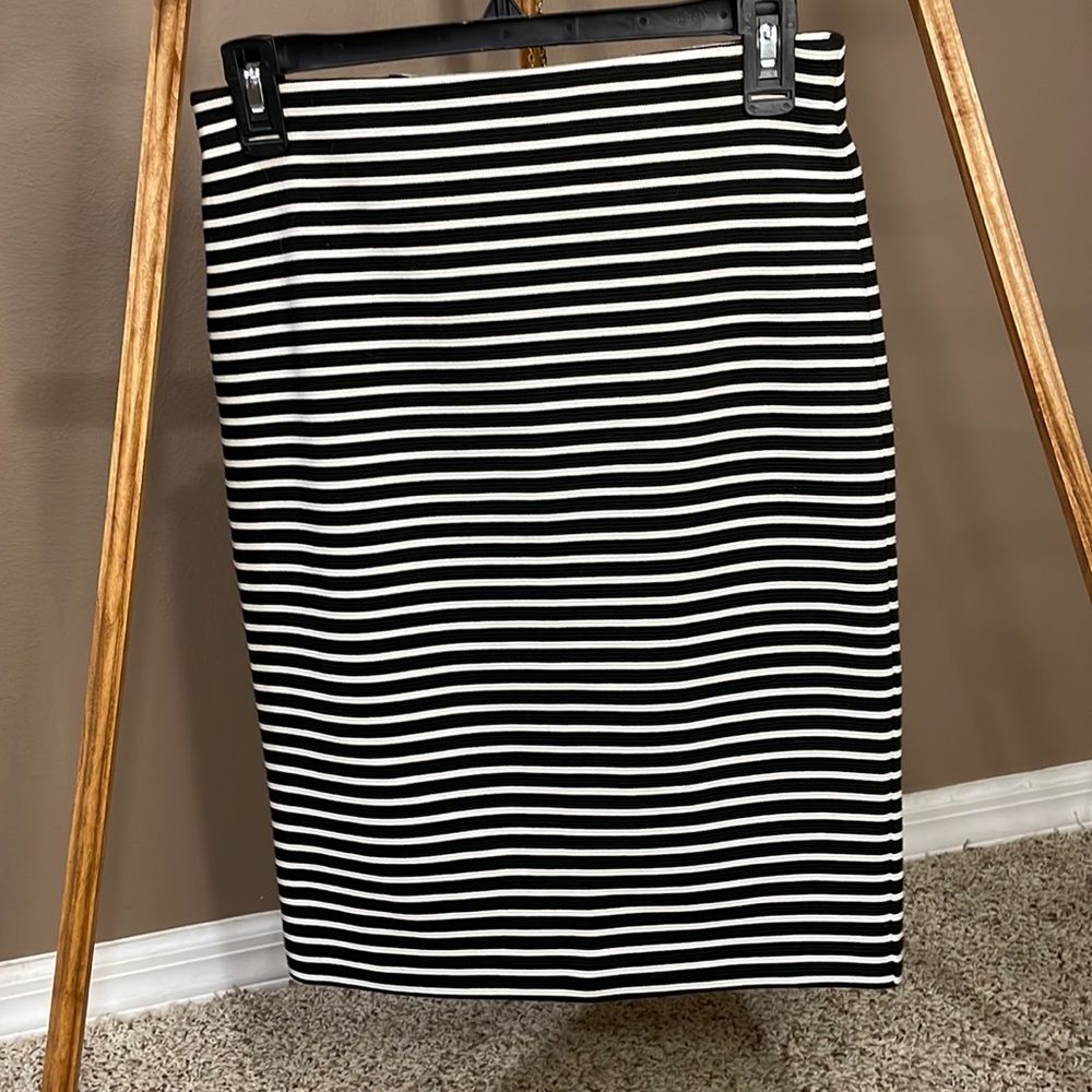 Loft knee length skirt.  Size XS. New without tag.